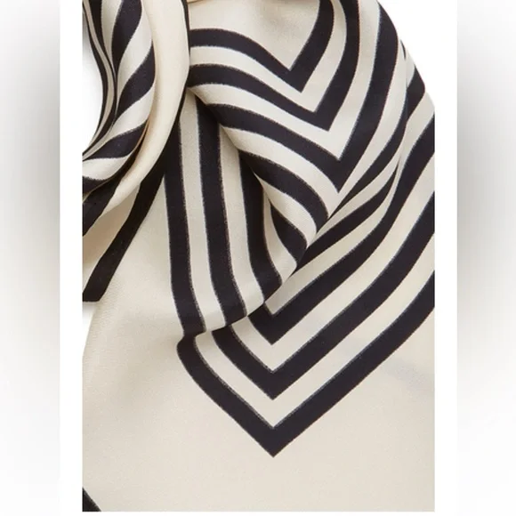 Le Scarf silk scarf NWOT - Picture 7 of 9